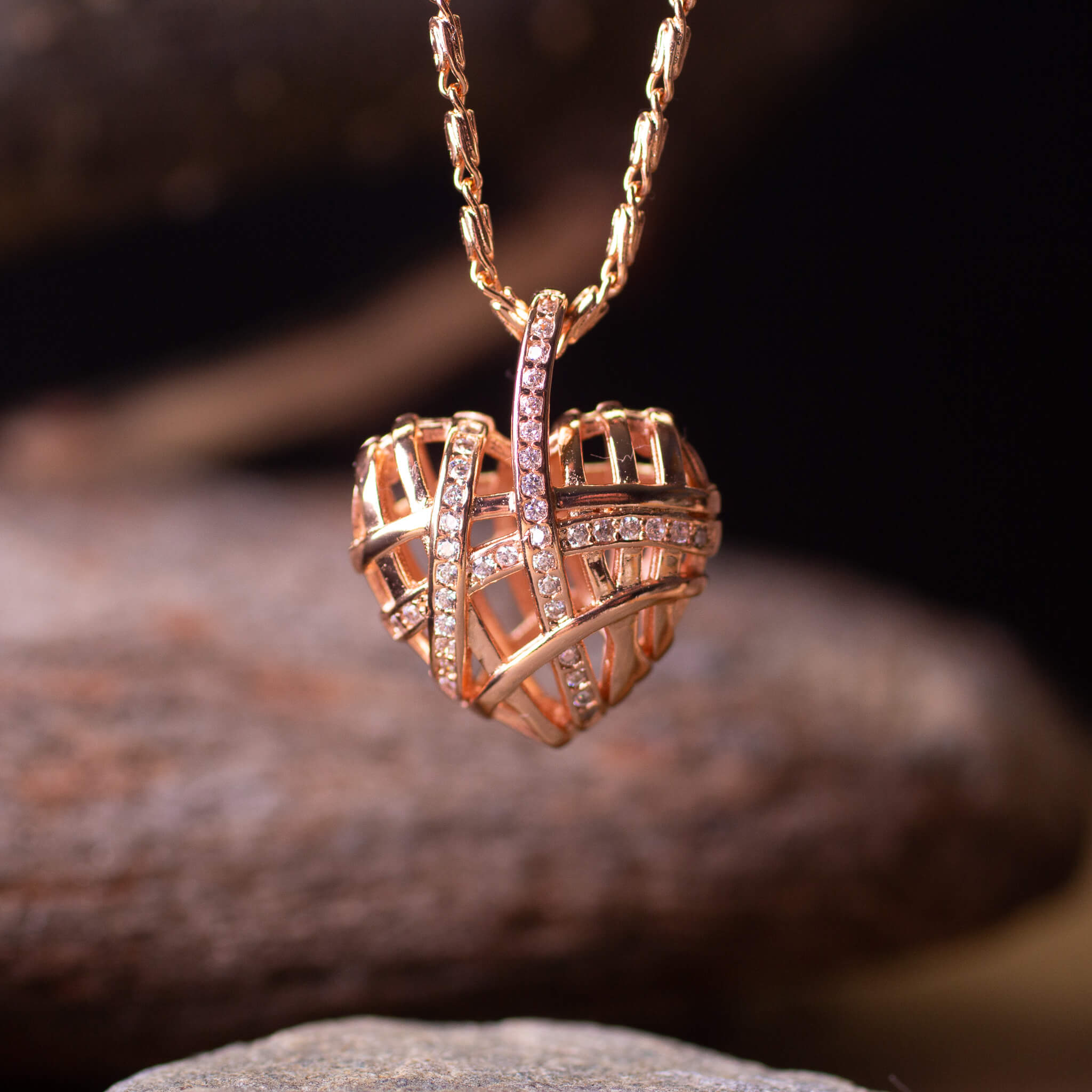 Coração entrelaçado em ouro rosa 14k | Colar | Equivalente