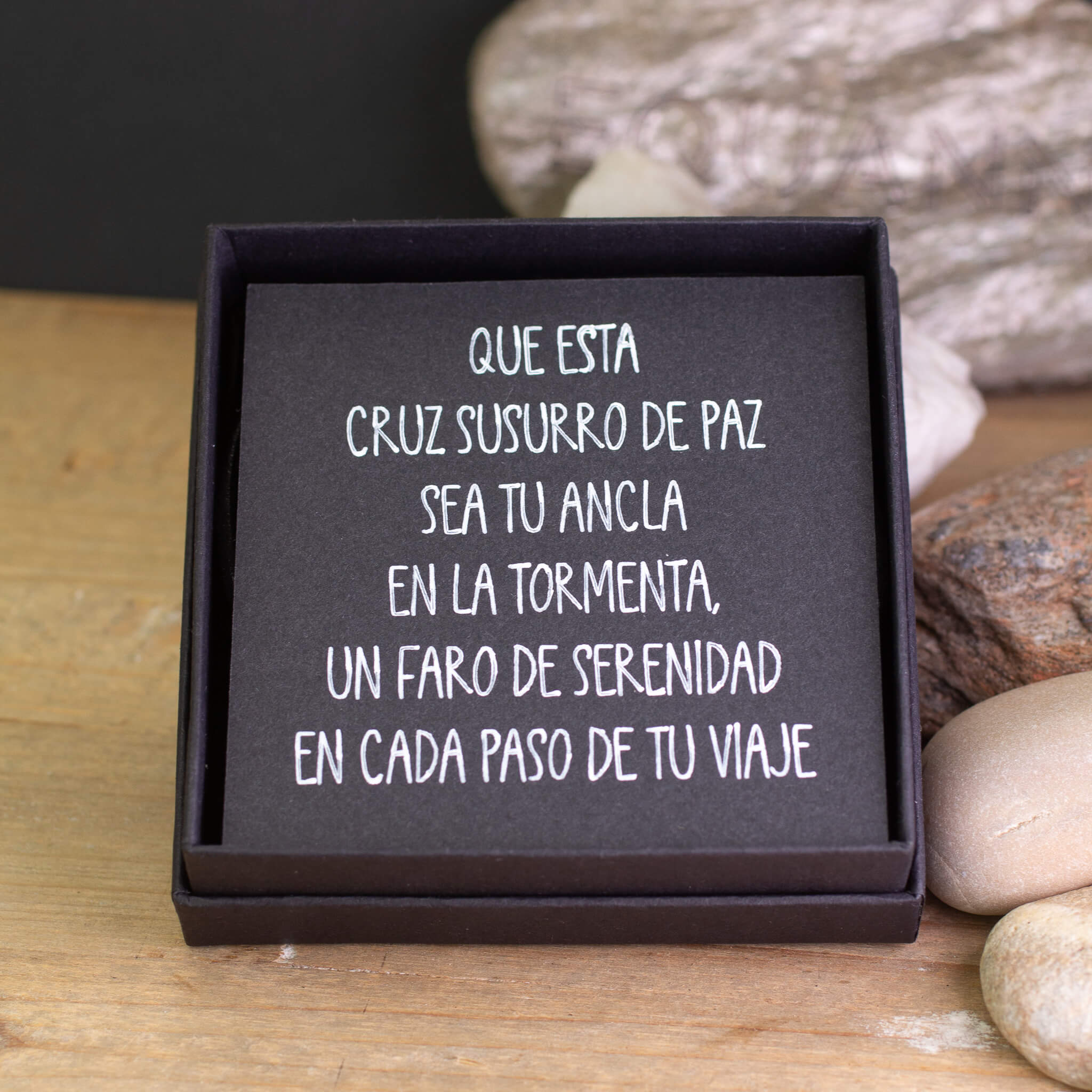 Cruz Sussurro da Paz | Colar | Equivalente 
